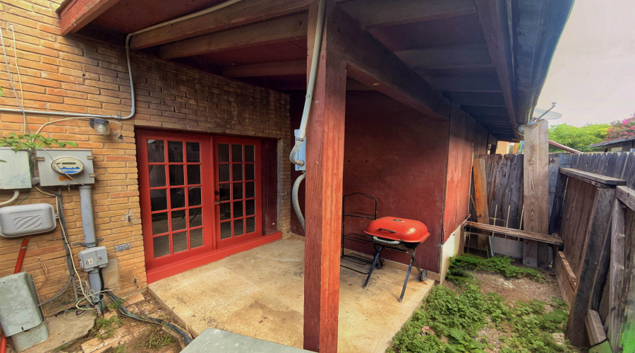 1300 E Hillside Rd, Laredo, Texas 78041, 2 Bedrooms Bedrooms, 3 Rooms Rooms,1 BathroomBathrooms,Residential,For Sale,1300 E Hillside Rd,20262712