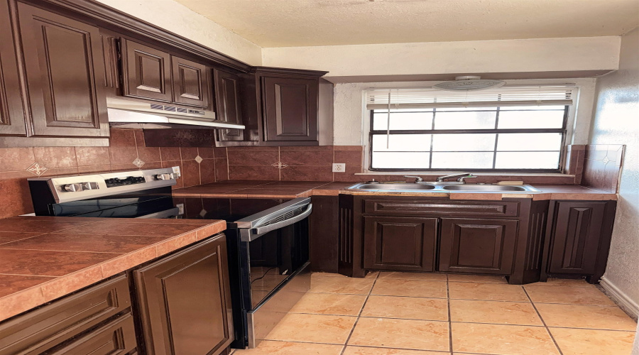 1300 E Hillside Rd, Laredo, Texas 78041, 2 Bedrooms Bedrooms, 3 Rooms Rooms,1 BathroomBathrooms,Residential,For Sale,1300 E Hillside Rd,20262712