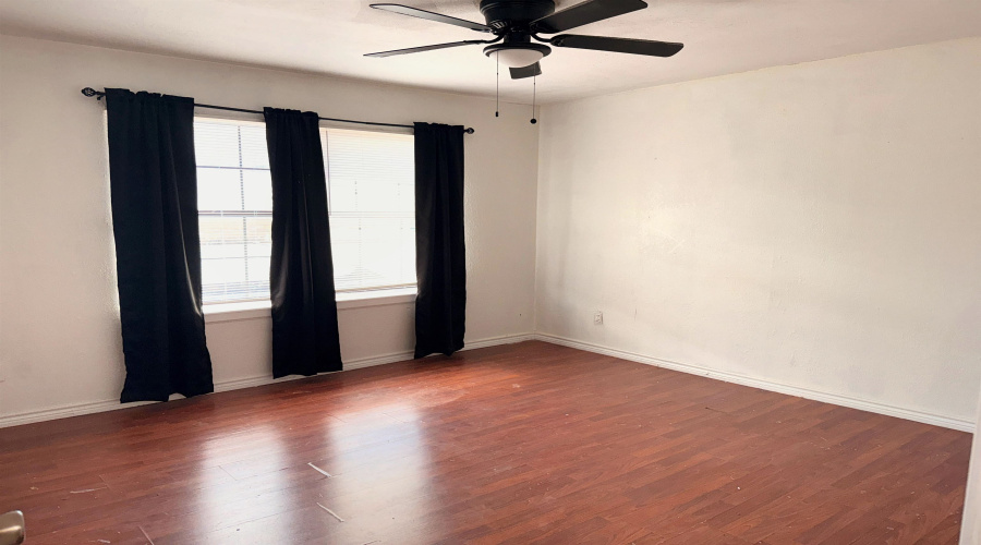 1300 E Hillside Rd, Laredo, Texas 78041, 2 Bedrooms Bedrooms, 3 Rooms Rooms,1 BathroomBathrooms,Residential,For Sale,1300 E Hillside Rd,20262712