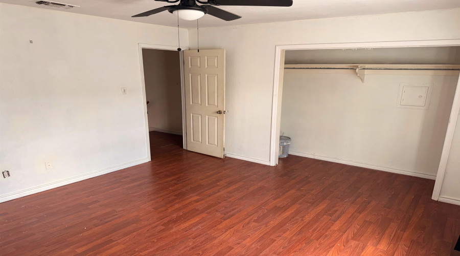 1300 E Hillside Rd, Laredo, Texas 78041, 2 Bedrooms Bedrooms, 3 Rooms Rooms,1 BathroomBathrooms,Residential,For Sale,1300 E Hillside Rd,20262712