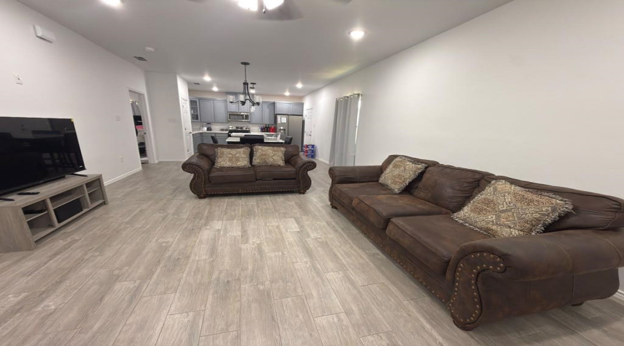 1526 Estudiantes Dr., Laredo, Texas 78046, 4 Bedrooms Bedrooms, 6 Rooms Rooms,2 BathroomsBathrooms,Residential,For Sale,1526 Estudiantes Dr.,20262716