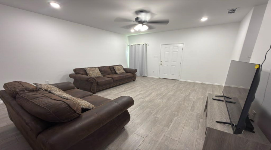 1526 Estudiantes Dr., Laredo, Texas 78046, 4 Bedrooms Bedrooms, 6 Rooms Rooms,2 BathroomsBathrooms,Residential,For Sale,1526 Estudiantes Dr.,20262716