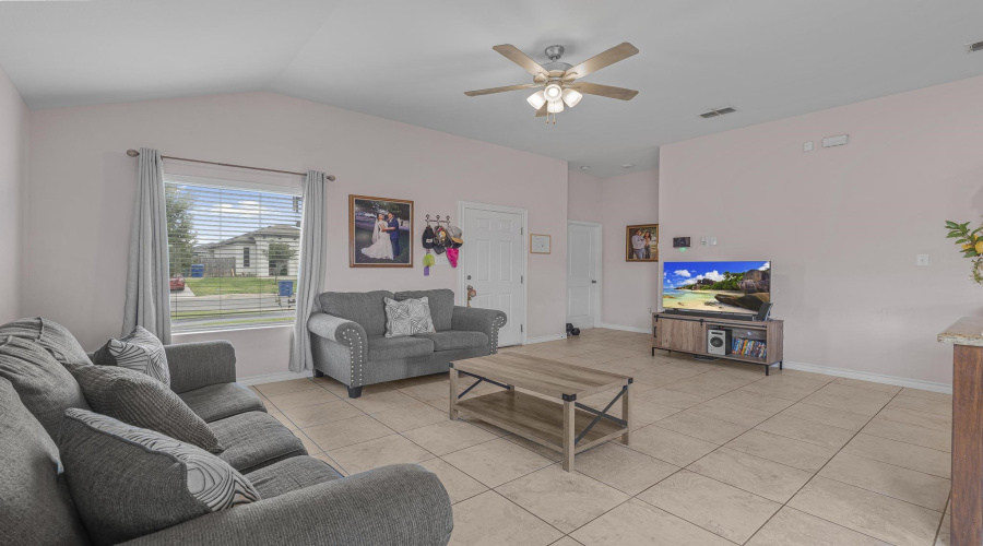 3506 Eduardo E Hayes Rd., Laredo, Texas 78046, 4 Bedrooms Bedrooms, 5 Rooms Rooms,2 BathroomsBathrooms,Residential,For Sale,3506 Eduardo E Hayes Rd.,20262730