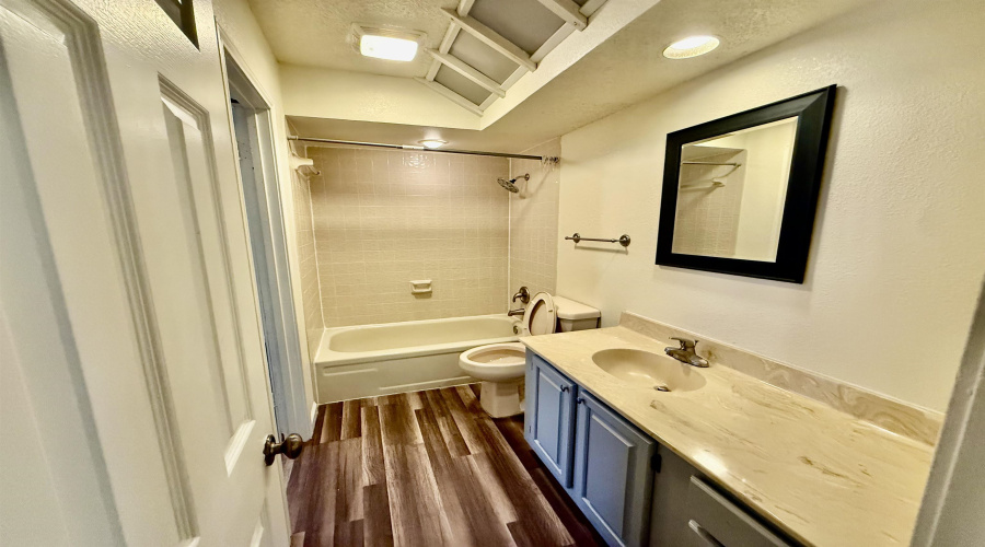 8633 Datapoint Dr, San Antonio, Texas 78229, 2 Bedrooms Bedrooms, 5 Rooms Rooms,2 BathroomsBathrooms,Residential,For Rent,8633 Datapoint Dr,20262732