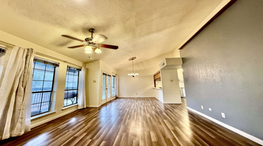 8633 Datapoint Dr, San Antonio, Texas 78229, 2 Bedrooms Bedrooms, 5 Rooms Rooms,2 BathroomsBathrooms,Residential,For Rent,8633 Datapoint Dr,20262732