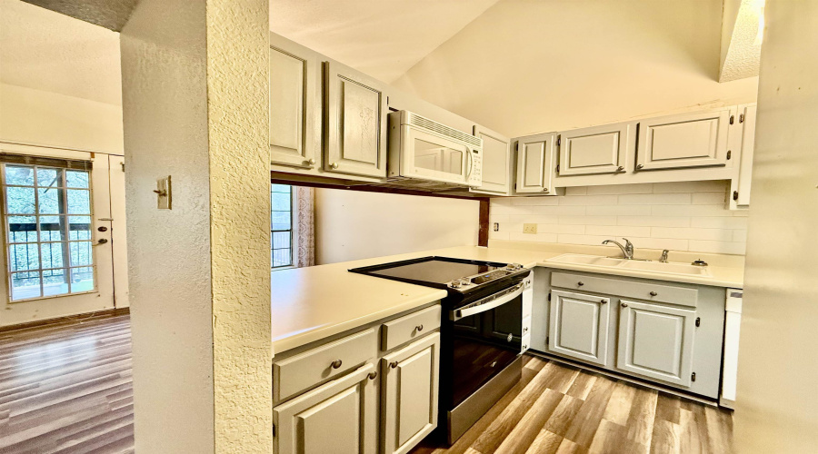 8633 Datapoint Dr, San Antonio, Texas 78229, 2 Bedrooms Bedrooms, 5 Rooms Rooms,2 BathroomsBathrooms,Residential,For Rent,8633 Datapoint Dr,20262732