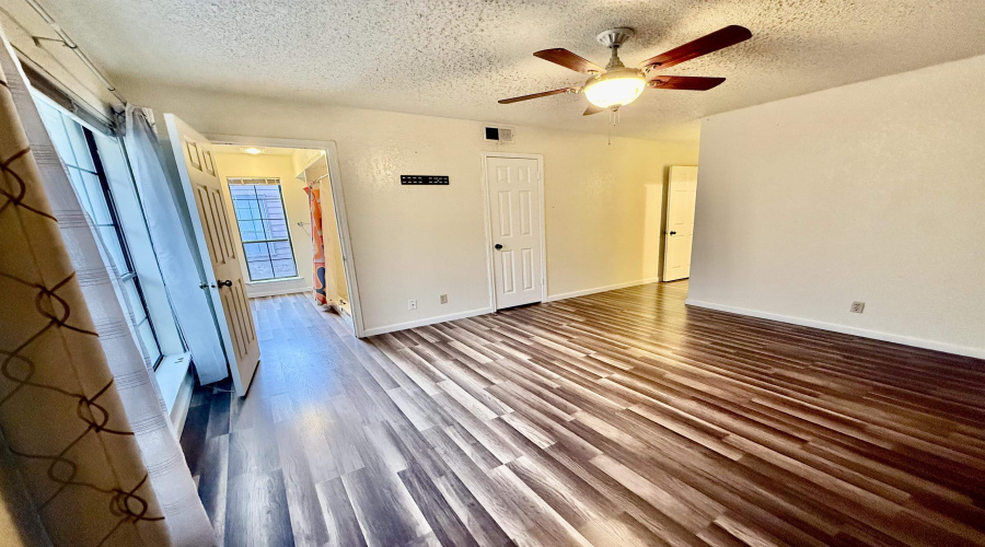 8633 Datapoint Dr, San Antonio, Texas 78229, 2 Bedrooms Bedrooms, 5 Rooms Rooms,2 BathroomsBathrooms,Residential,For Rent,8633 Datapoint Dr,20262732