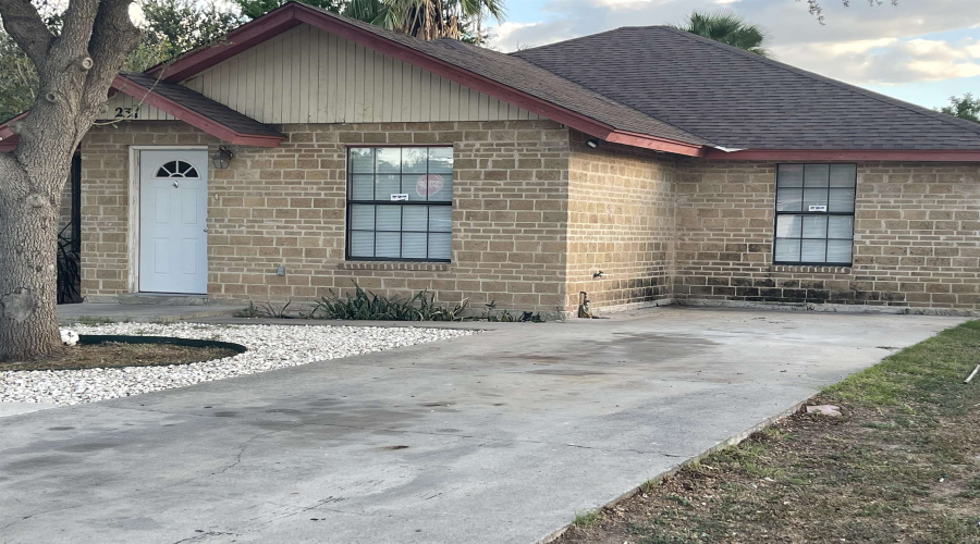 231 Malaga Dr, Laredo, Texas 78046, 3 Bedrooms Bedrooms, 5 Rooms Rooms,2 BathroomsBathrooms,Residential,For Rent,231 Malaga Dr,20262736