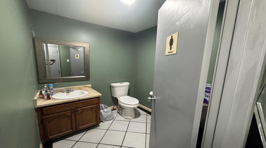 109 Flecha Ln, Laredo, Texas 78045, 1 Bedroom Bedrooms, 11 Rooms Rooms,2 BathroomsBathrooms,Commercial/industrial,For Rent,109 Flecha Ln,20262737