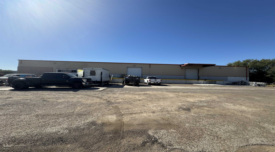 109 Flecha Ln, Laredo, Texas 78045, 1 Bedroom Bedrooms, 11 Rooms Rooms,2 BathroomsBathrooms,Commercial/industrial,For Rent,109 Flecha Ln,20262737