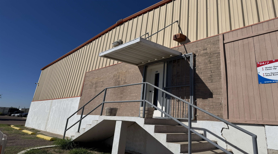 109 Flecha Ln, Laredo, Texas 78045, 1 Bedroom Bedrooms, 11 Rooms Rooms,2 BathroomsBathrooms,Commercial/industrial,For Rent,109 Flecha Ln,20262737