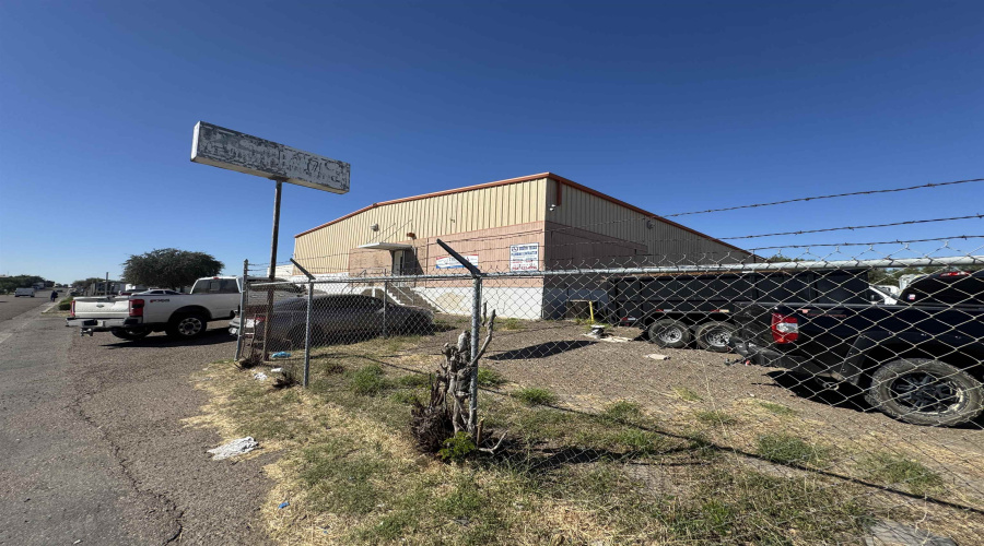 109 Flecha Ln, Laredo, Texas 78045, 1 Bedroom Bedrooms, 11 Rooms Rooms,2 BathroomsBathrooms,Commercial/industrial,For Rent,109 Flecha Ln,20262737