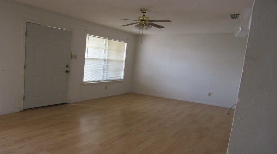 5302 Springfield Ave, Laredo, Texas 78041, 2 Bedrooms Bedrooms, 5 Rooms Rooms,1 BathroomBathrooms,Residential,For Rent,5302 Springfield Ave,20262757