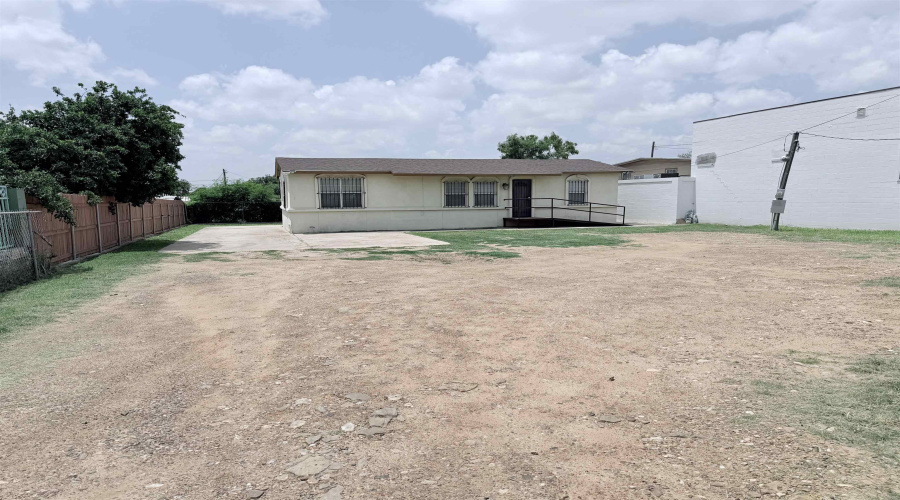 405 E Gustavus St, Laredo, Texas 78040, 3 Bedrooms Bedrooms, 5 Rooms Rooms,1 BathroomBathrooms,Residential,For Rent,405 E Gustavus St,20262761