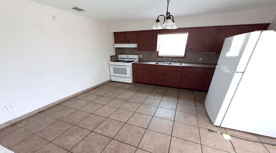 405 E Gustavus St, Laredo, Texas 78040, 3 Bedrooms Bedrooms, 5 Rooms Rooms,1 BathroomBathrooms,Residential,For Rent,405 E Gustavus St,20262761