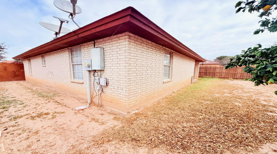 135 Murcia Dr, Laredo, Texas 78046, 3 Bedrooms Bedrooms, 6 Rooms Rooms,2 BathroomsBathrooms,Residential,For Sale,135 Murcia Dr,20262784