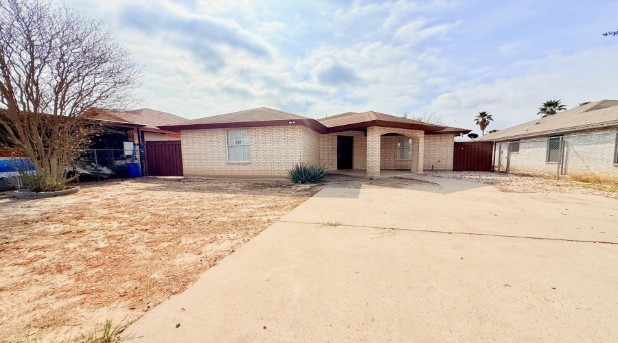 135 Murcia Dr, Laredo, Texas 78046, 3 Bedrooms Bedrooms, 6 Rooms Rooms,2 BathroomsBathrooms,Residential,For Sale,135 Murcia Dr,20262784