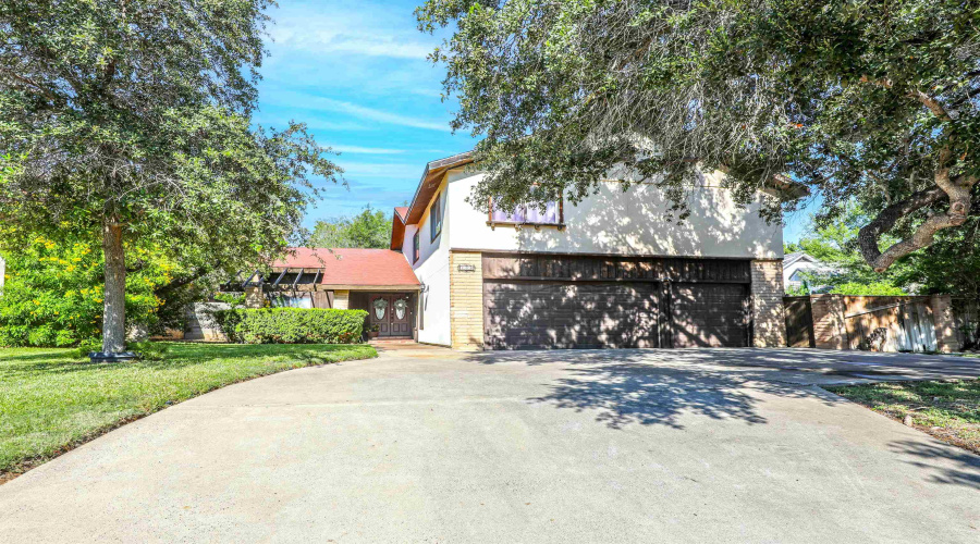 203 S Fenwick Dr, LAREDO, Texas 78041, 5 Bedrooms Bedrooms, 8 Rooms Rooms,3 BathroomsBathrooms,Residential,For Sale,203 S Fenwick Dr,20262795