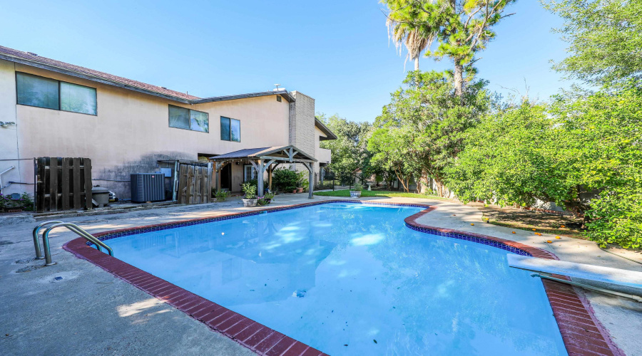 203 S Fenwick Dr, LAREDO, Texas 78041, 5 Bedrooms Bedrooms, 8 Rooms Rooms,3 BathroomsBathrooms,Residential,For Sale,203 S Fenwick Dr,20262795