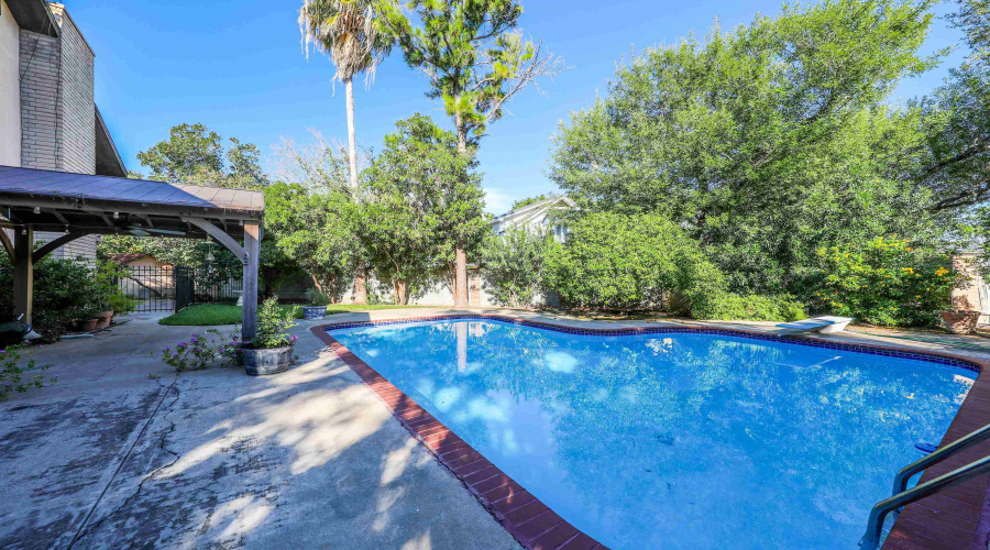 203 S Fenwick Dr, LAREDO, Texas 78041, 5 Bedrooms Bedrooms, 8 Rooms Rooms,3 BathroomsBathrooms,Residential,For Sale,203 S Fenwick Dr,20262795