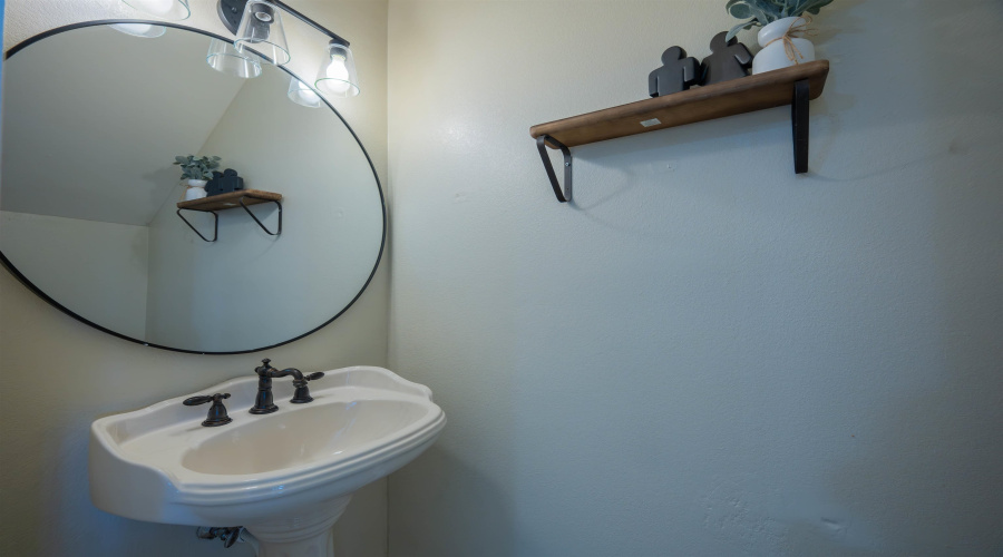 402 Campanario Ln, Laredo, Texas 78046, 6 Bedrooms Bedrooms, 10 Rooms Rooms,2 BathroomsBathrooms,Residential,For Sale,402 Campanario Ln,20262796