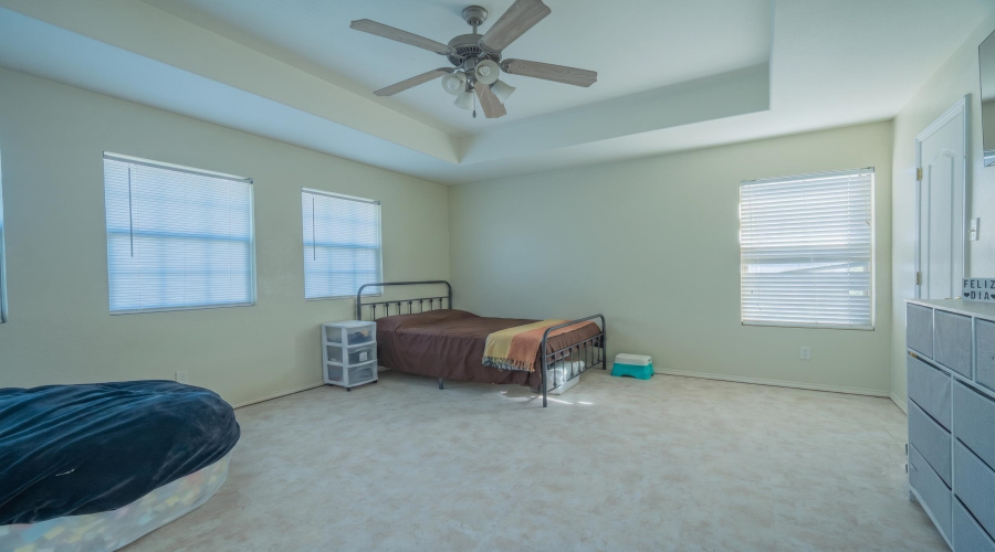 402 Campanario Ln, Laredo, Texas 78046, 6 Bedrooms Bedrooms, 10 Rooms Rooms,2 BathroomsBathrooms,Residential,For Sale,402 Campanario Ln,20262796