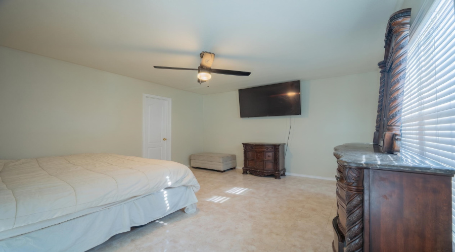 402 Campanario Ln, Laredo, Texas 78046, 6 Bedrooms Bedrooms, 10 Rooms Rooms,2 BathroomsBathrooms,Residential,For Sale,402 Campanario Ln,20262796