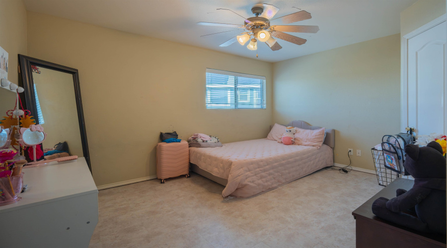 402 Campanario Ln, Laredo, Texas 78046, 6 Bedrooms Bedrooms, 10 Rooms Rooms,2 BathroomsBathrooms,Residential,For Sale,402 Campanario Ln,20262796