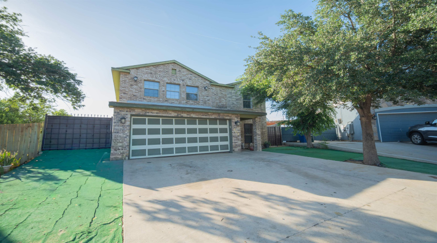 402 Campanario Ln, Laredo, Texas 78046, 6 Bedrooms Bedrooms, 10 Rooms Rooms,2 BathroomsBathrooms,Residential,For Sale,402 Campanario Ln,20262796