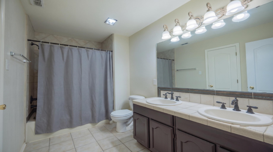 402 Campanario Ln, Laredo, Texas 78046, 6 Bedrooms Bedrooms, 10 Rooms Rooms,2 BathroomsBathrooms,Residential,For Sale,402 Campanario Ln,20262796