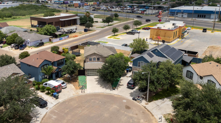 402 Campanario Ln, Laredo, Texas 78046, 6 Bedrooms Bedrooms, 10 Rooms Rooms,2 BathroomsBathrooms,Residential,For Sale,402 Campanario Ln,20262796