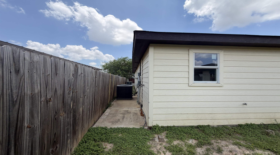 2906 Coventry Dr., Laredo, Texas 78046, 3 Bedrooms Bedrooms, 5 Rooms Rooms,2 BathroomsBathrooms,Residential,For Sale,2906 Coventry Dr.,20262799