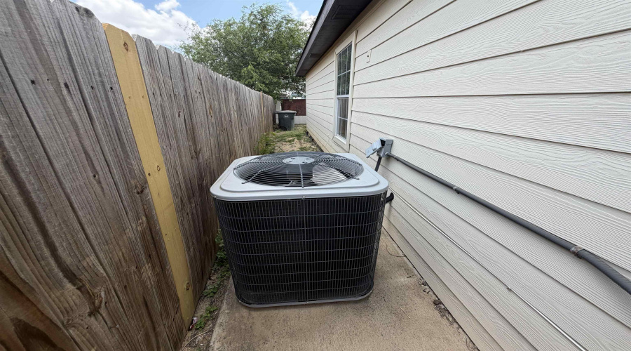 2906 Coventry Dr., Laredo, Texas 78046, 3 Bedrooms Bedrooms, 5 Rooms Rooms,2 BathroomsBathrooms,Residential,For Sale,2906 Coventry Dr.,20262799