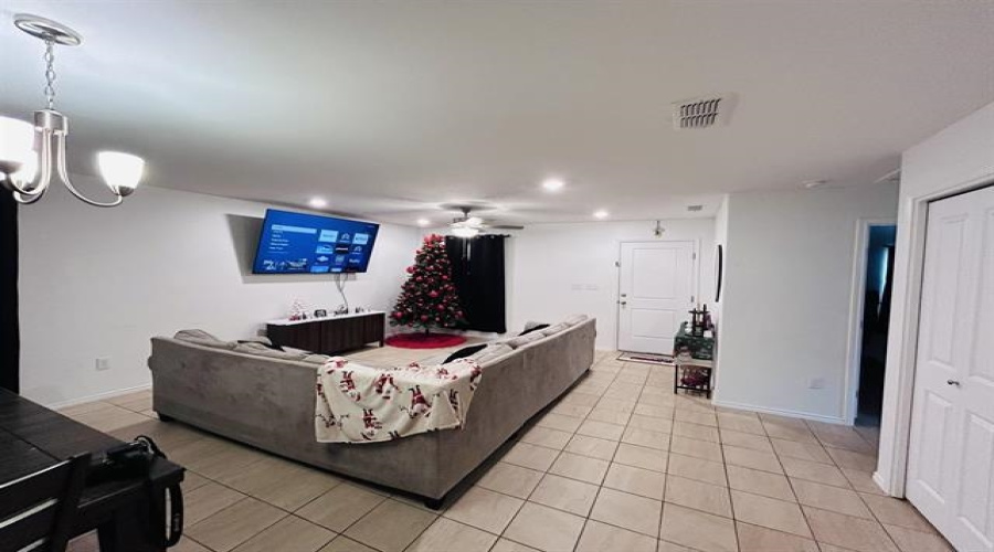 2201 Mango Rd., laredo, Texas 78046, 3 Bedrooms Bedrooms, 5 Rooms Rooms,2 BathroomsBathrooms,Residential,For Sale,2201 Mango Rd.,20262800