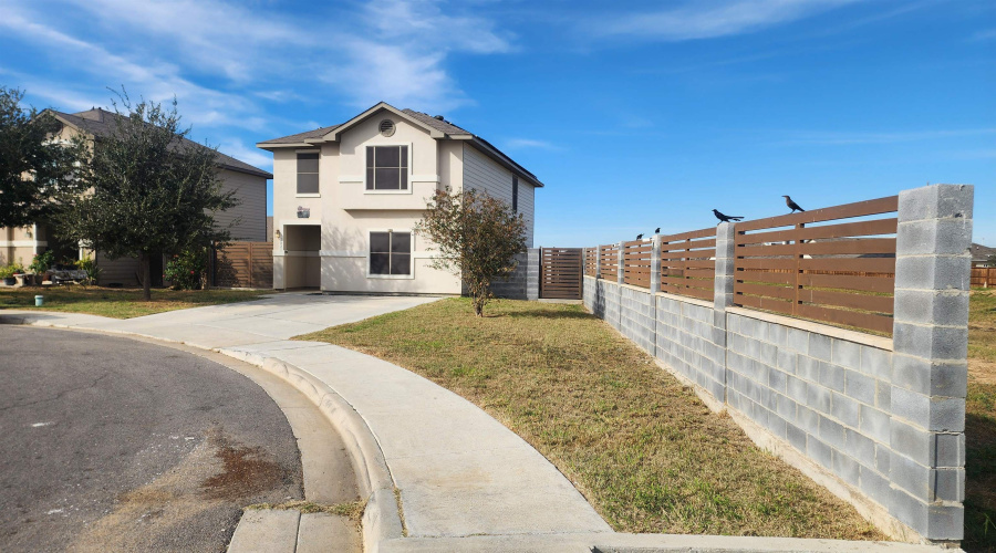 3821 Gregorio Lerma Dr, Laredo, Texas 78046, 4 Bedrooms Bedrooms, 6 Rooms Rooms,2 BathroomsBathrooms,Residential,For Sale,3821 Gregorio Lerma Dr,20262807