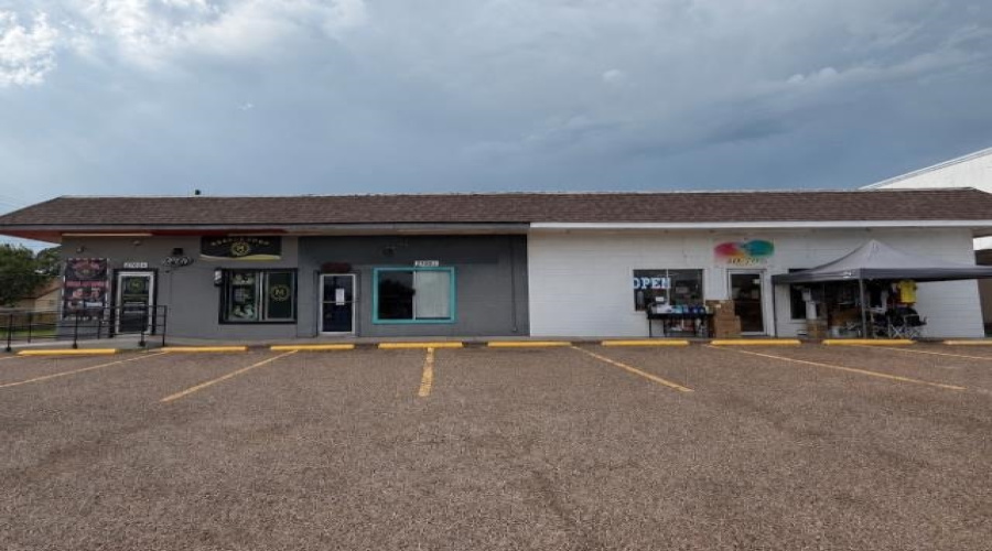 2702 Jaime Zapata Memorial Hwy, Laredo, Texas 78043, 1 Room Rooms,1 BathroomBathrooms,Commercial retail/office,For Rent,2702 Jaime Zapata Memorial Hwy,20262816