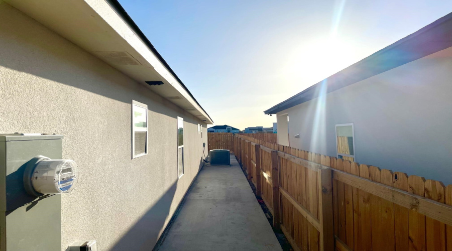1412 El Caporal Dr., LAREDO, Texas 78046, 3 Bedrooms Bedrooms, 6 Rooms Rooms,2 BathroomsBathrooms,Residential,For Rent,1412 El Caporal Dr.,20262818