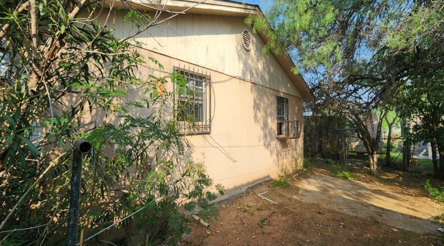 902 Laredo Ave, Zapata, Texas 78076, 4 Bedrooms Bedrooms, 6 Rooms Rooms,2 BathroomsBathrooms,Residential,For Sale,902 Laredo Ave,20262828