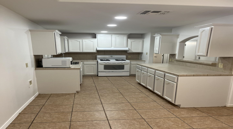 1706 Stonefield Ln, Laredo, Texas 78045, 3 Bedrooms Bedrooms, 5 Rooms Rooms,2 BathroomsBathrooms,Residential,For Rent,1706 Stonefield Ln,20262848