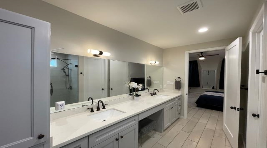 1305 Sambar Lp, Laredo, Texas 78045, 4 Bedrooms Bedrooms, 9 Rooms Rooms,3 BathroomsBathrooms,Residential,For Sale,1305 Sambar Lp,20262851
