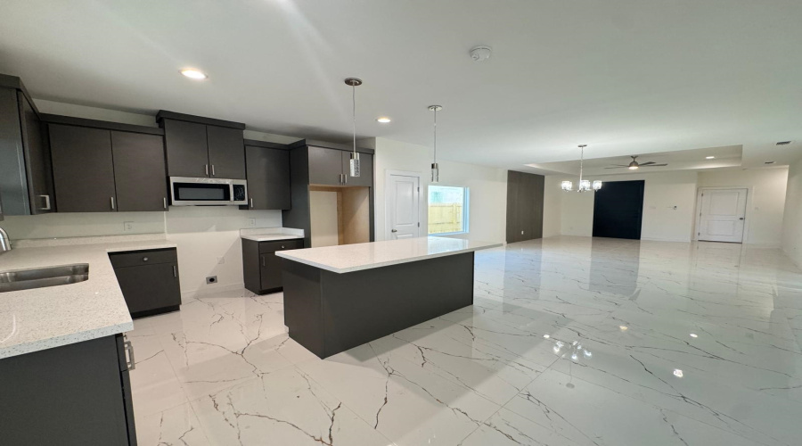 2406 Durazno Ct., Laredo, Texas 78046, 3 Bedrooms Bedrooms, 5 Rooms Rooms,2 BathroomsBathrooms,Residential,For Sale,2406 Durazno Ct.,20262852