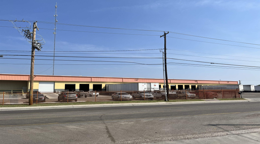 5305 Santa Maria Ave, Laredo, Texas 78040, 1 Bedroom Bedrooms, 1 Room Rooms,1 BathroomBathrooms,Commercial/industrial,For Rent,5305 Santa Maria Ave,20262850