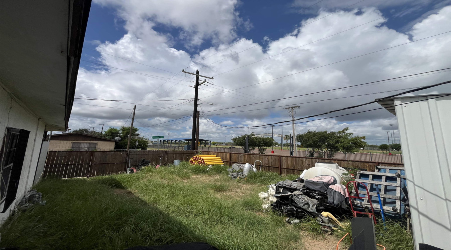 207 Stone Ave, Laredo, Texas 78040, ,Multi-family,For Sale,207 Stone Ave,20262855
