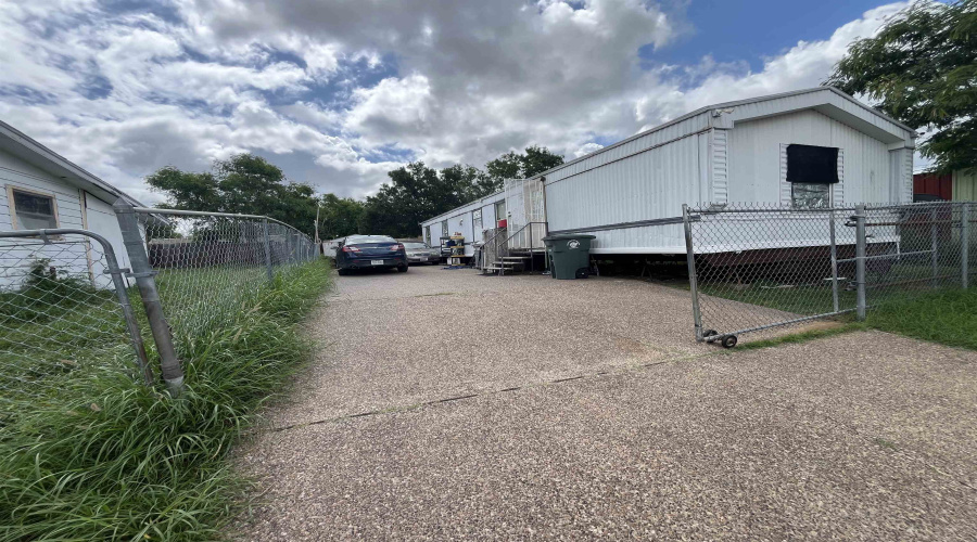 207 Stone Ave, Laredo, Texas 78040, ,Multi-family,For Sale,207 Stone Ave,20262855