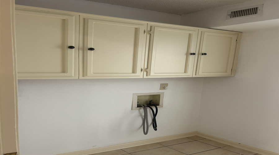108 Martingale Ln, Laredo, Texas 78045, 4 Bedrooms Bedrooms, 8 Rooms Rooms,3 BathroomsBathrooms,Residential,For Rent,108 Martingale Ln,20262863