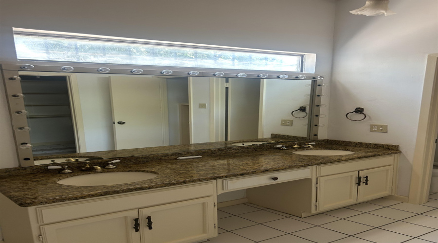 108 Martingale Ln, Laredo, Texas 78045, 4 Bedrooms Bedrooms, 8 Rooms Rooms,3 BathroomsBathrooms,Residential,For Rent,108 Martingale Ln,20262863