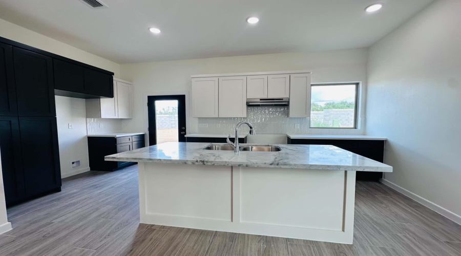 123 Faith Dr., Laredo, Texas 78043, 4 Bedrooms Bedrooms, 6 Rooms Rooms,2 BathroomsBathrooms,Residential,For Sale,123 Faith Dr.,20262868