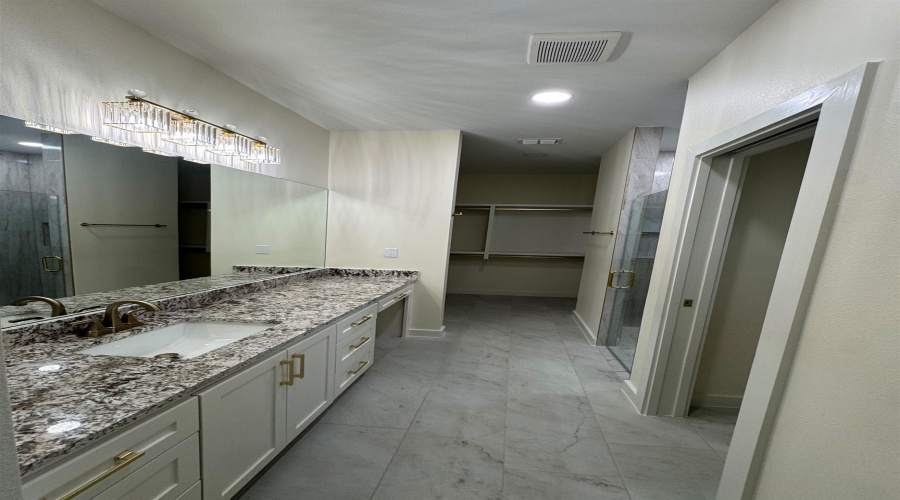 3504 San Agustin Ave, Laredo, Texas 78041, 4 Bedrooms Bedrooms, 6 Rooms Rooms,2 BathroomsBathrooms,Residential,For Rent,3504 San Agustin Ave,20262869