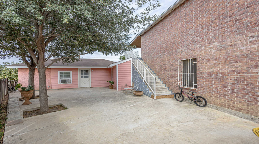 3012 St Isaac Lp, Laredo, Texas 78046, 6 Bedrooms Bedrooms, 8 Rooms Rooms,3 BathroomsBathrooms,Residential,For Sale,3012 St Isaac Lp,20262871