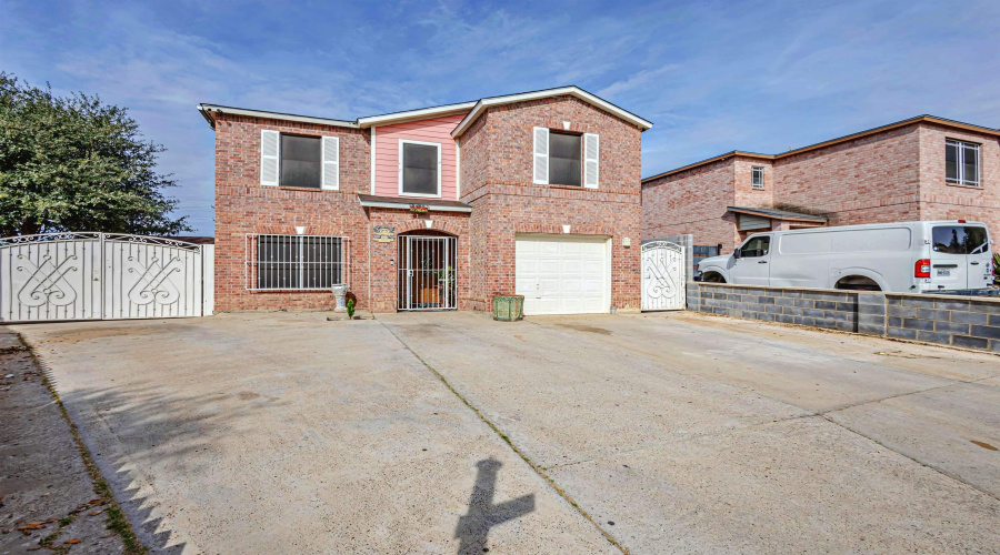 3012 St Isaac Lp, Laredo, Texas 78046, 6 Bedrooms Bedrooms, 8 Rooms Rooms,3 BathroomsBathrooms,Residential,For Sale,3012 St Isaac Lp,20262871